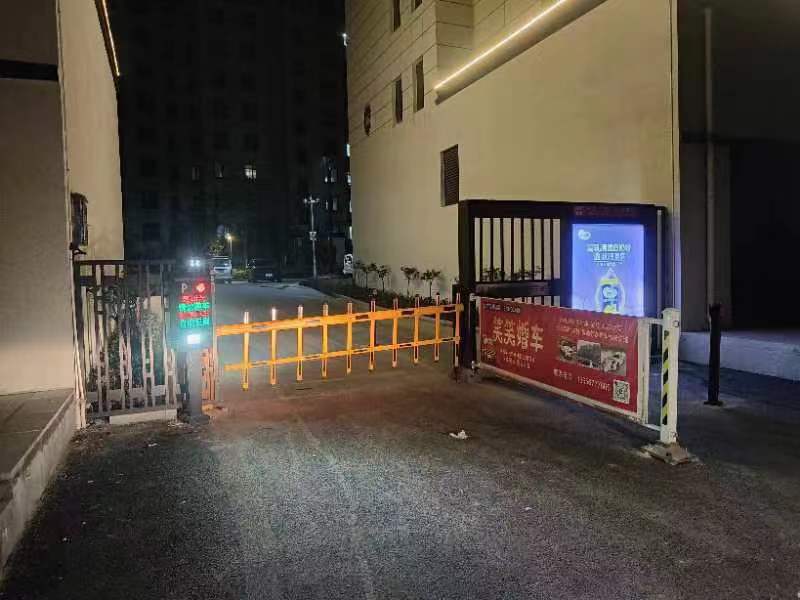 车牌识别道闸安装完成_徐州电动门_徐州道闸